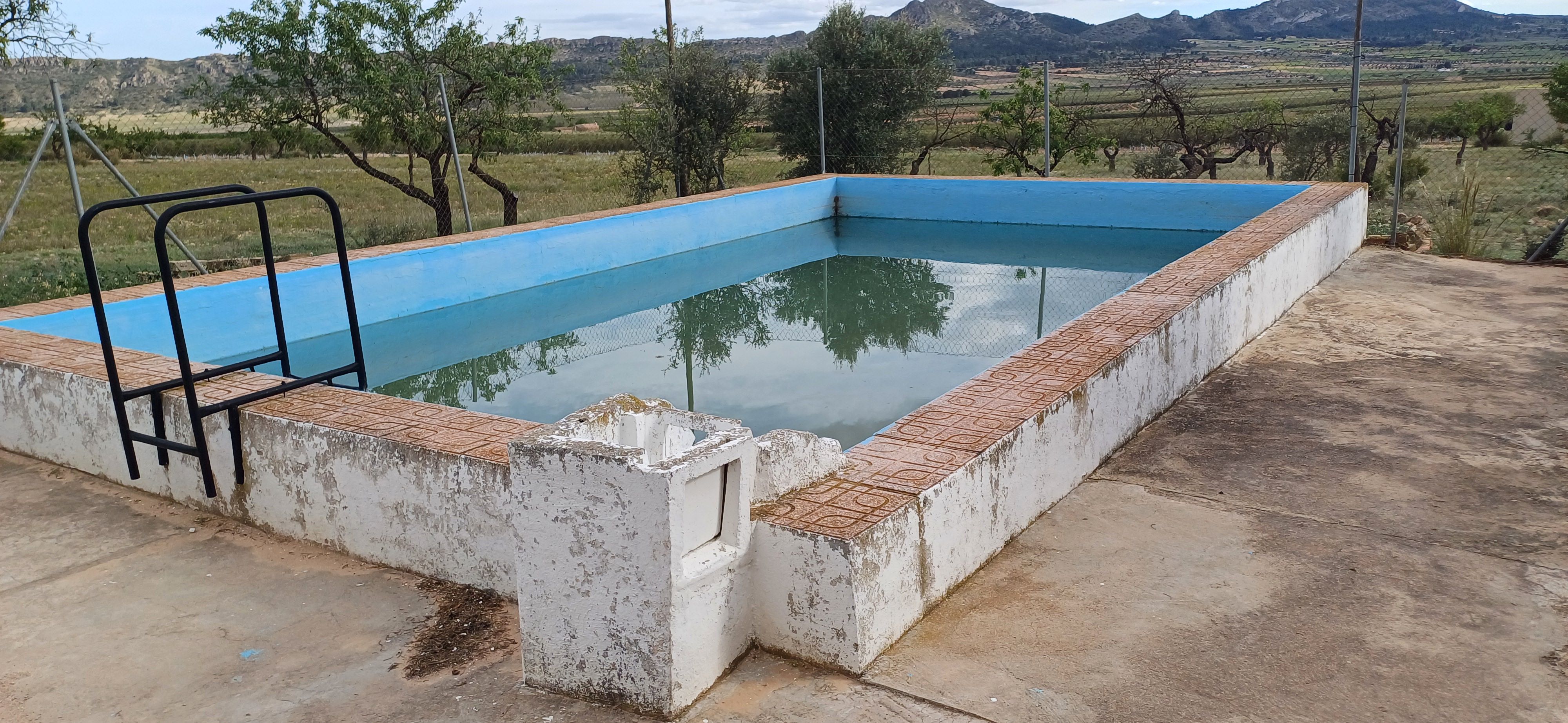 CHALET CON AGUA Y LUZ EN YECLA