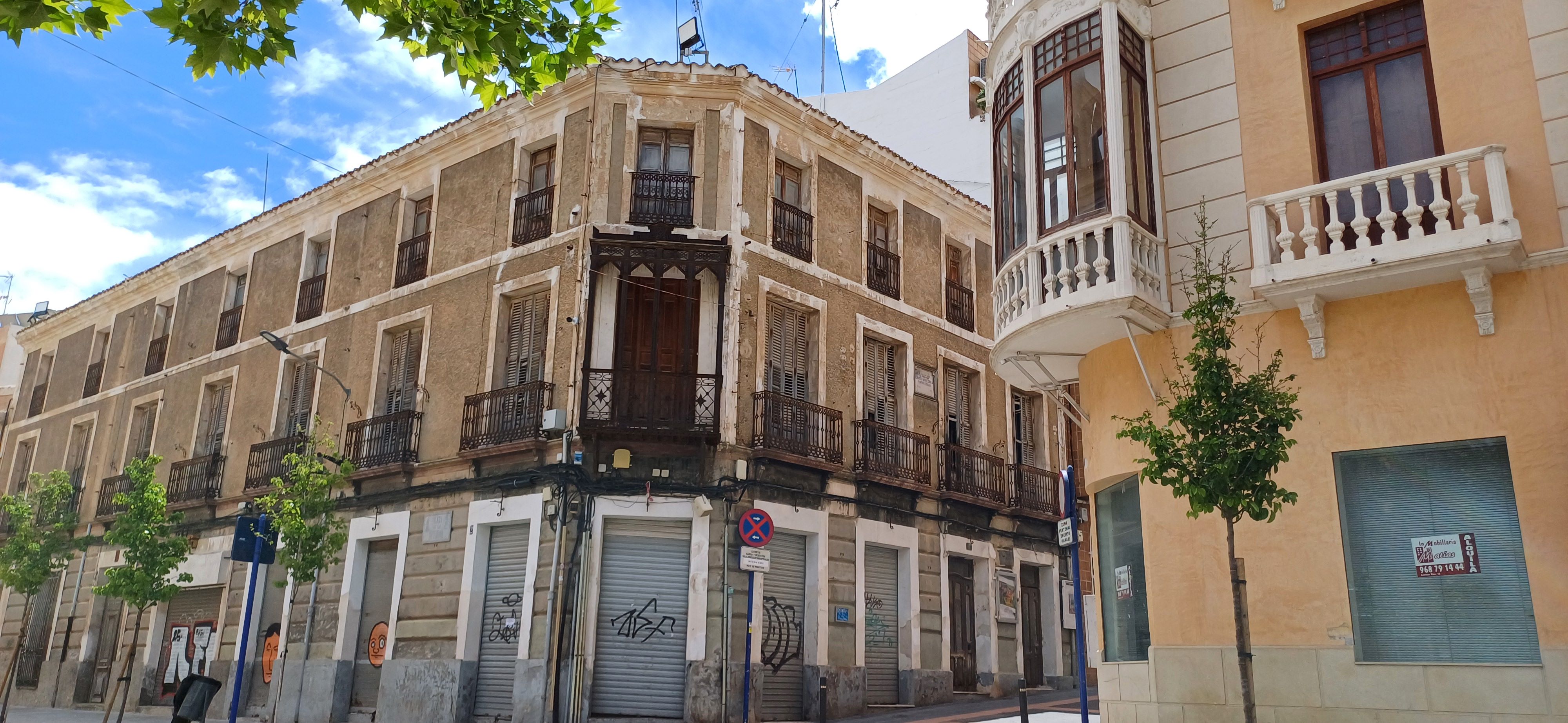 EDIFICIO COMPLETO EN EL CENTRO DE YECLA