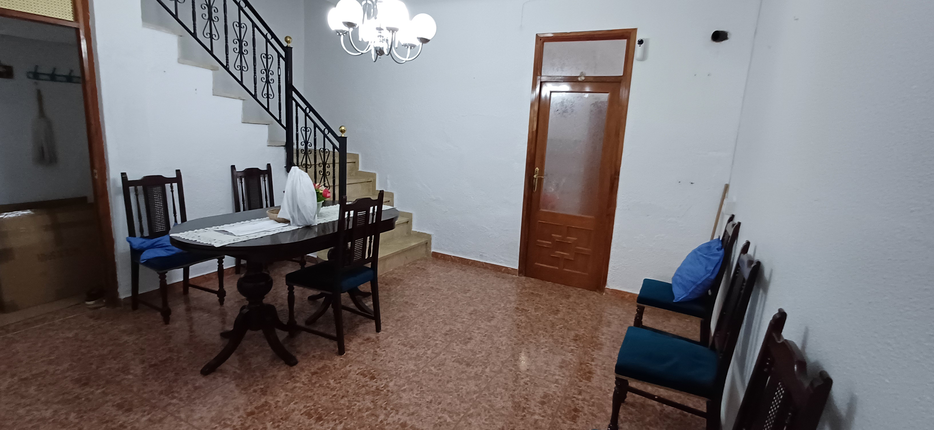 CASA GRANDE CON COCHERA CERCA DE SAN CAYETANO Y EN YECLA