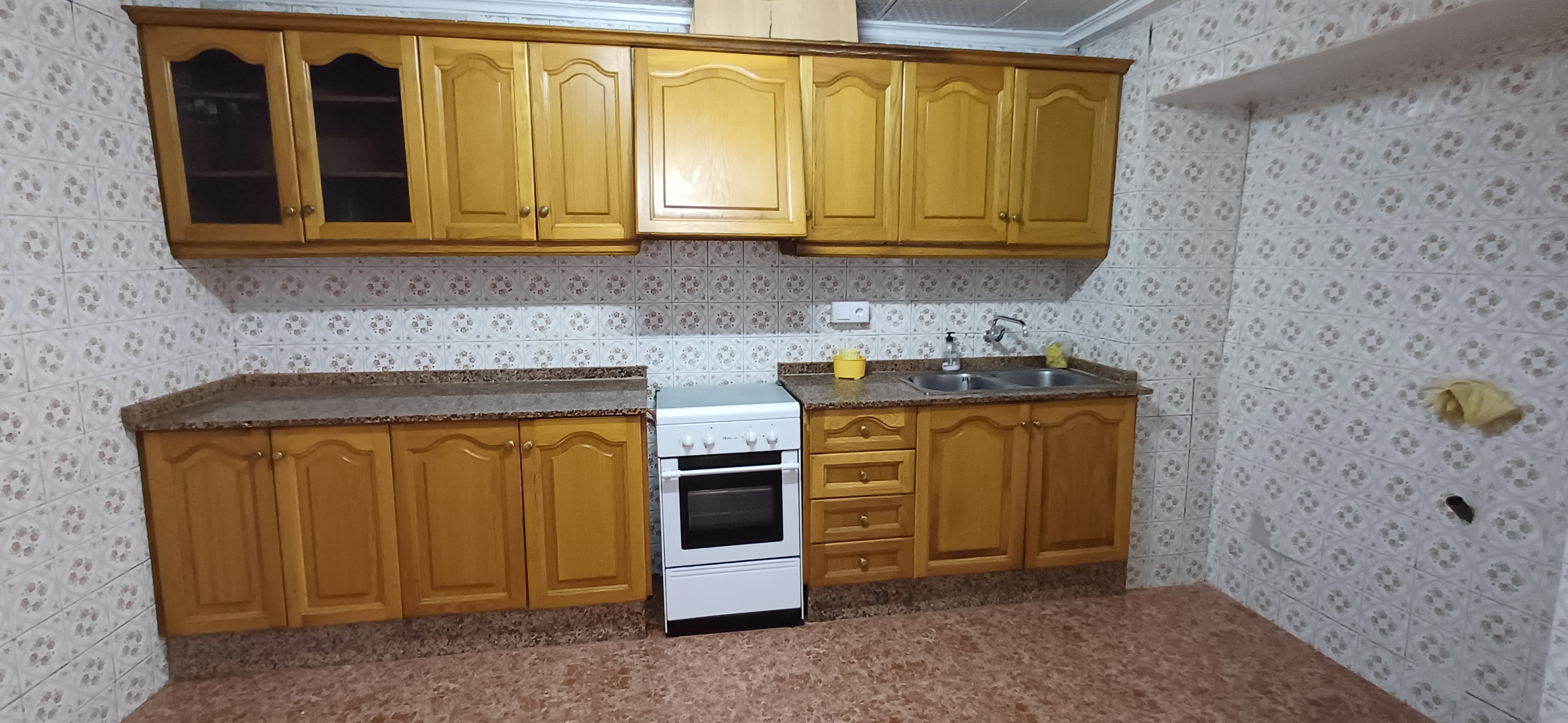 CASA GRANDE CON COCHERA CERCA DE SAN CAYETANO Y EN YECLA