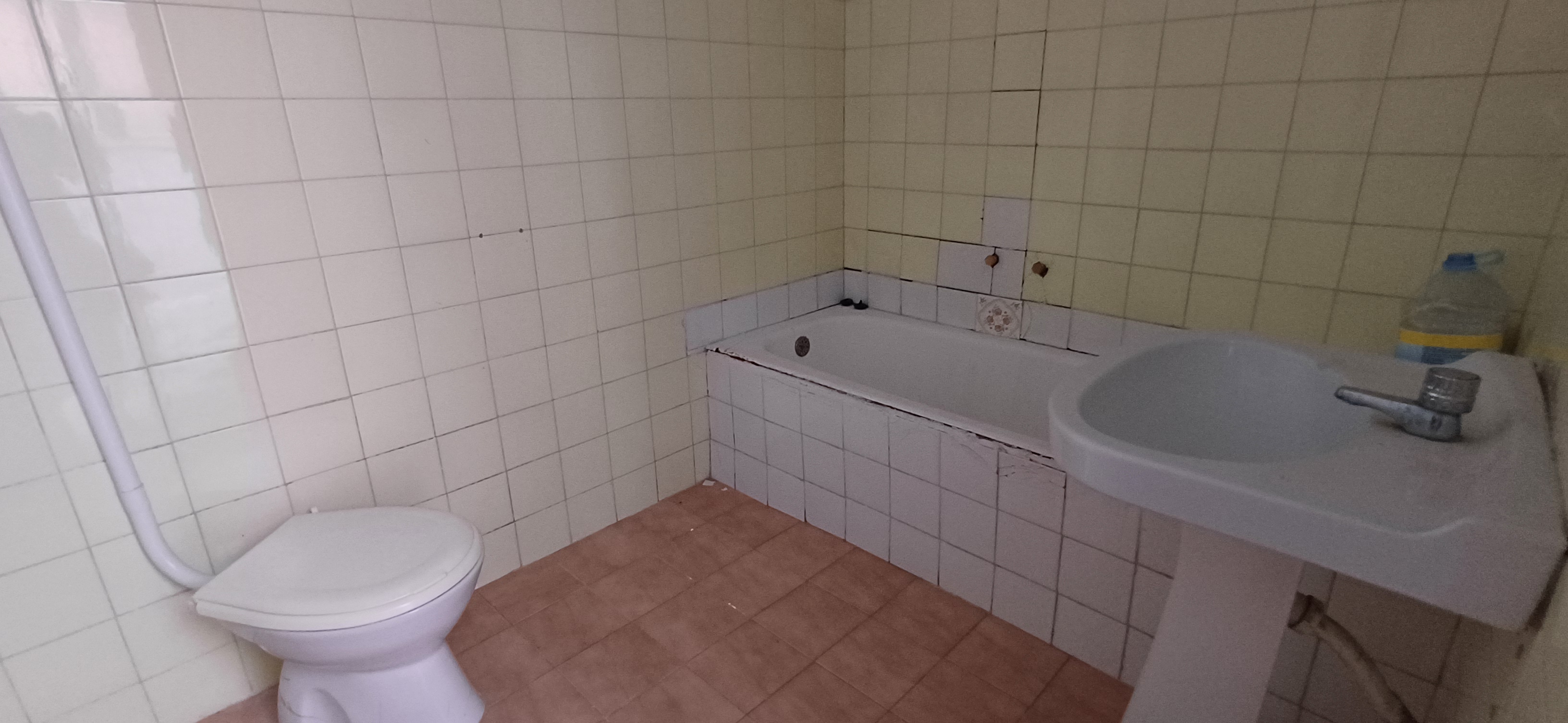 CASA GRANDE CON COCHERA CERCA DE SAN CAYETANO Y EN YECLA