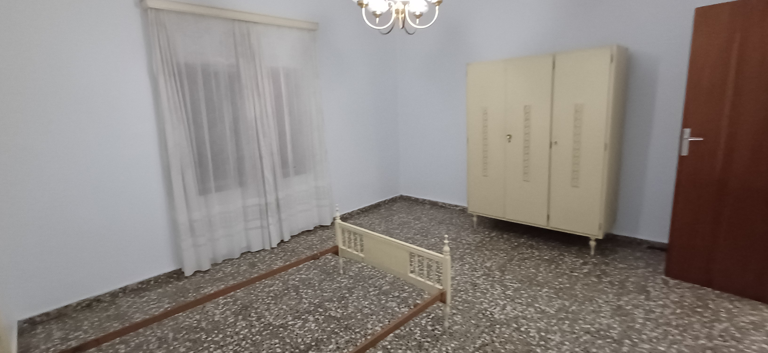 CASA GRANDE CON COCHERA CERCA DE SAN CAYETANO Y EN YECLA