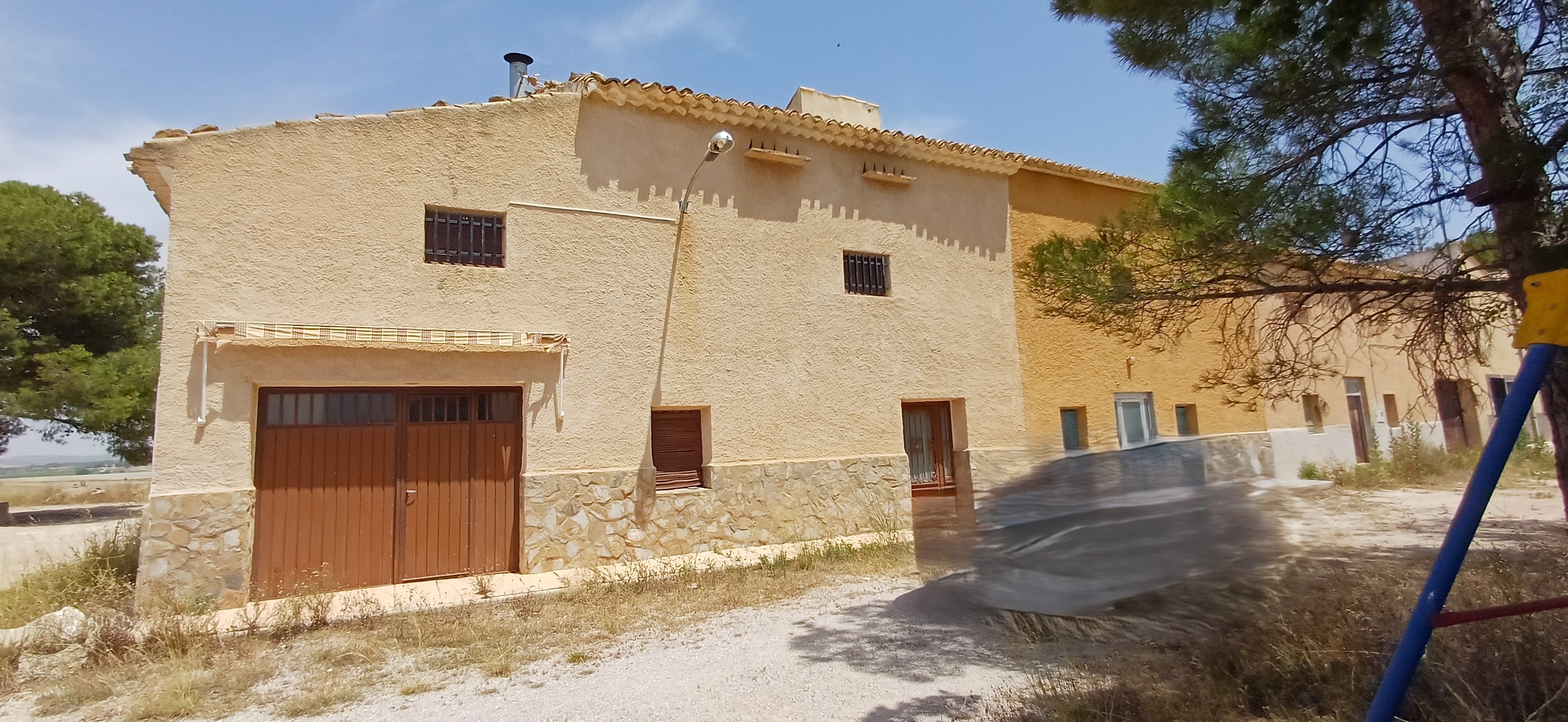 CASA DE CAMPO GRANDE,COCHERA CERRADA Y EN YECLA