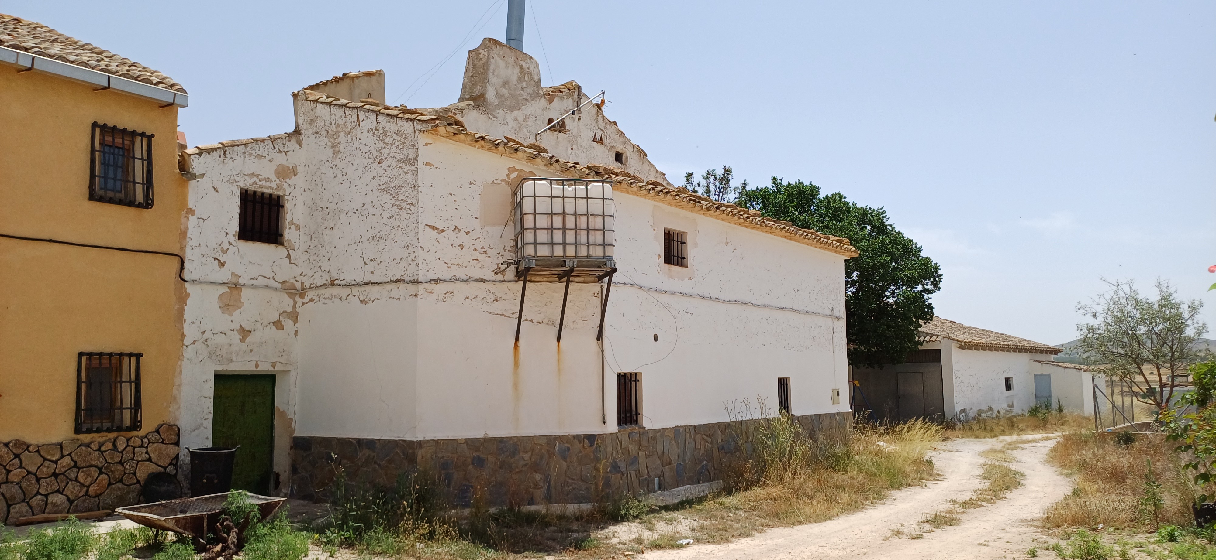 CASA DE CAMPO GRANDE,COCHERA CERRADA Y EN YECLA