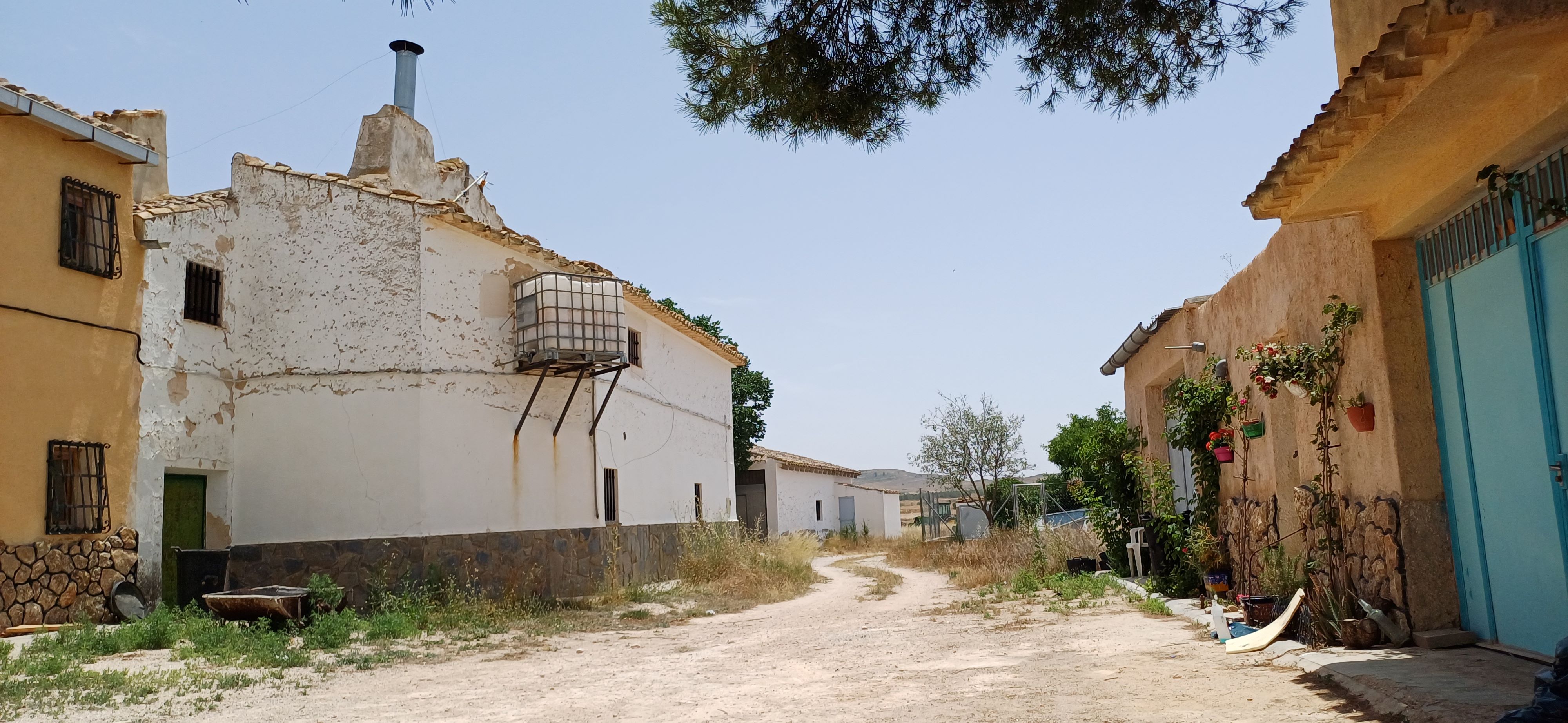 CASA DE CAMPO GRANDE,COCHERA CERRADA Y EN YECLA