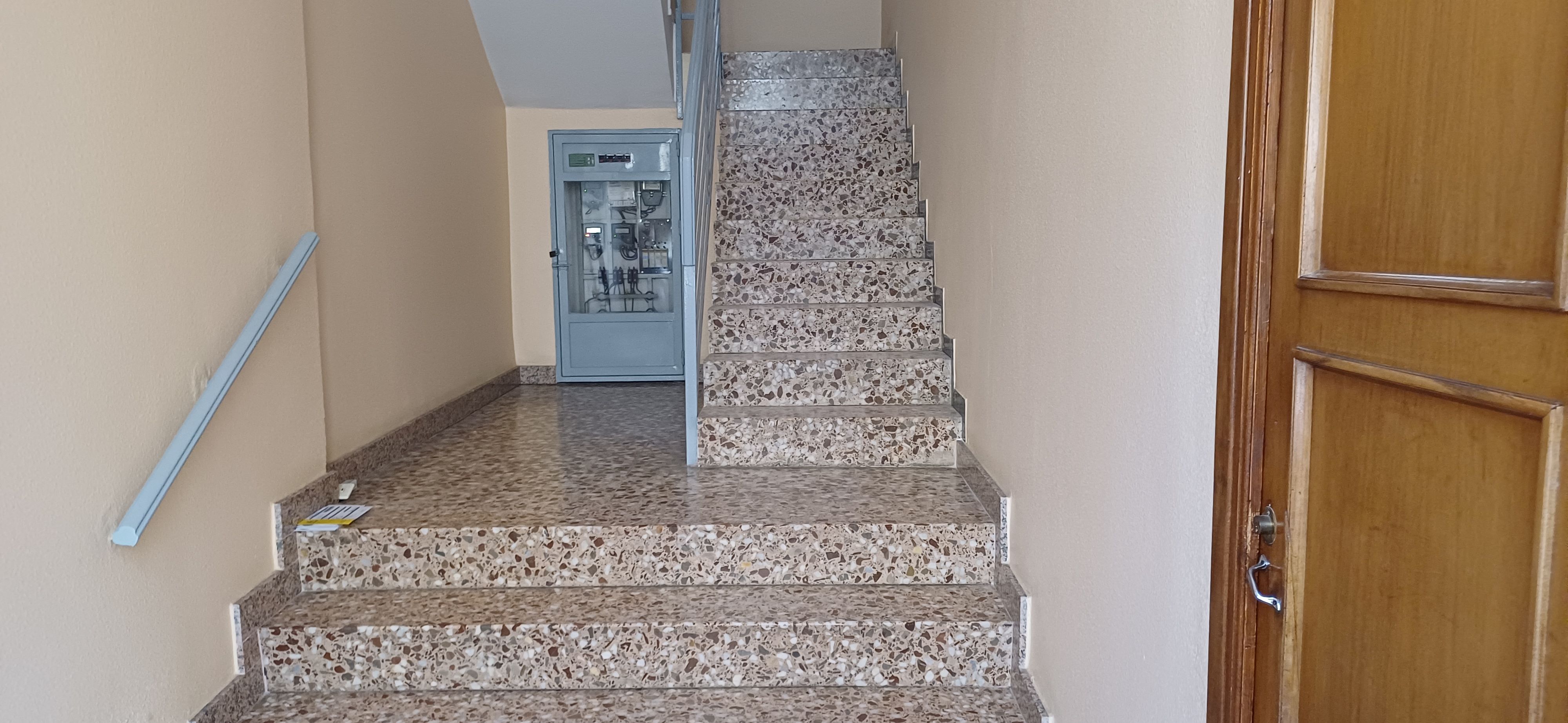 PISO CENTRICO AMUEBLADO PARA ENTRAR A VIVIR Y EN YECLA