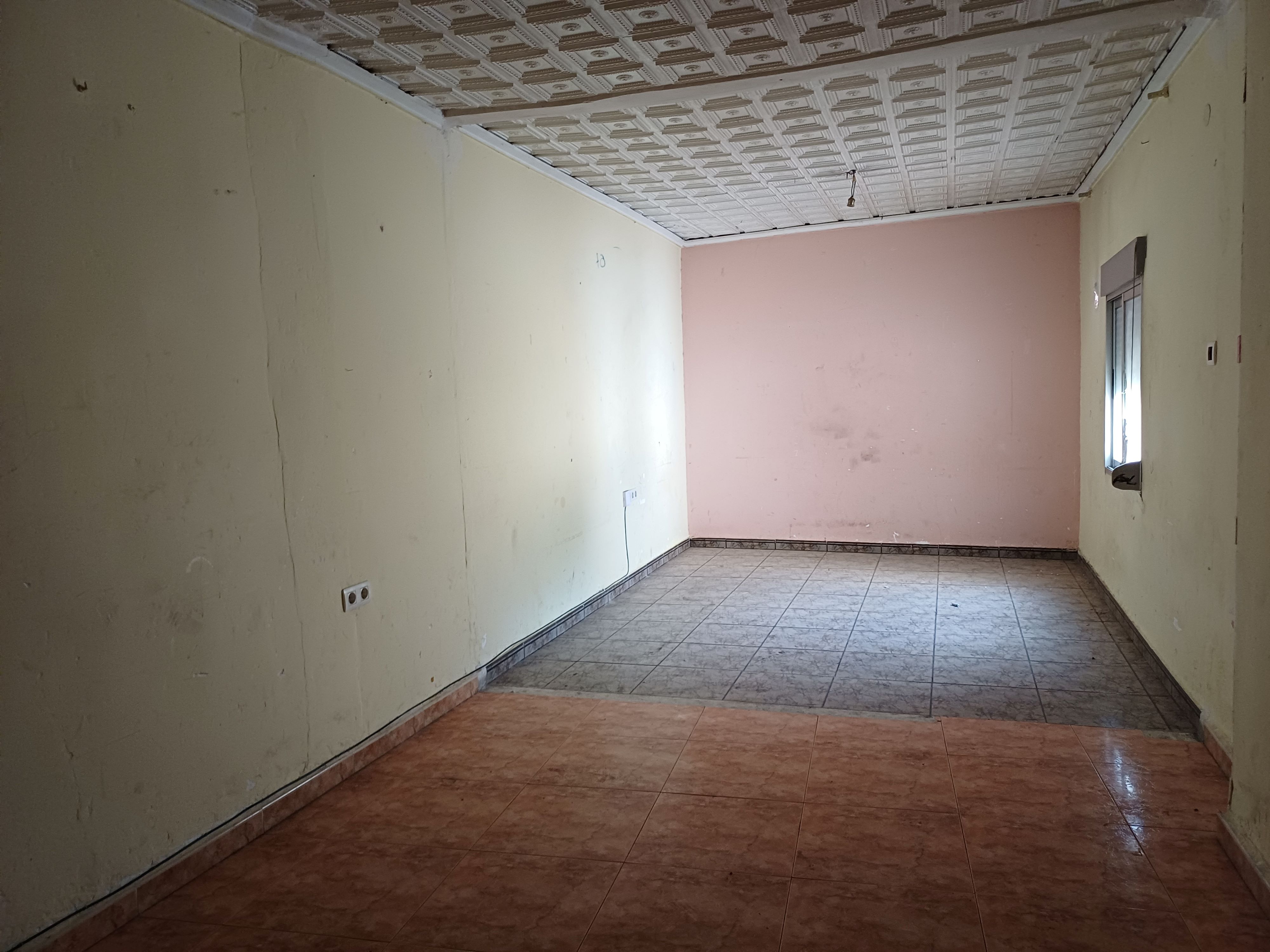 CASA INDEPENDIENTE CON COCHERA Y PATIO POR LA IGLESIA VIEJA EN YECLA