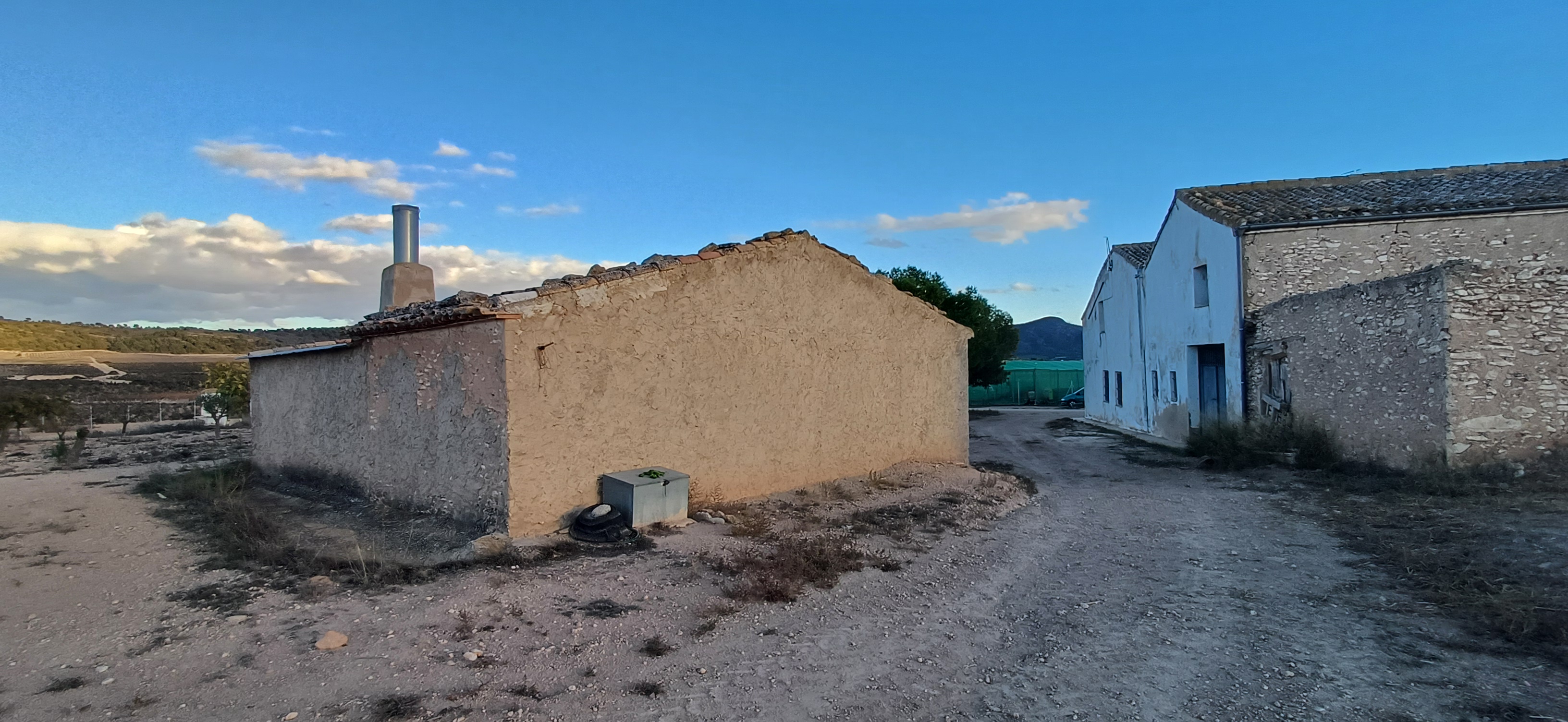 CASA DE CAMPO ADOSADA CON 2 COCHERAS CERRADAS INDEPENDIENTES Y EN YECLA