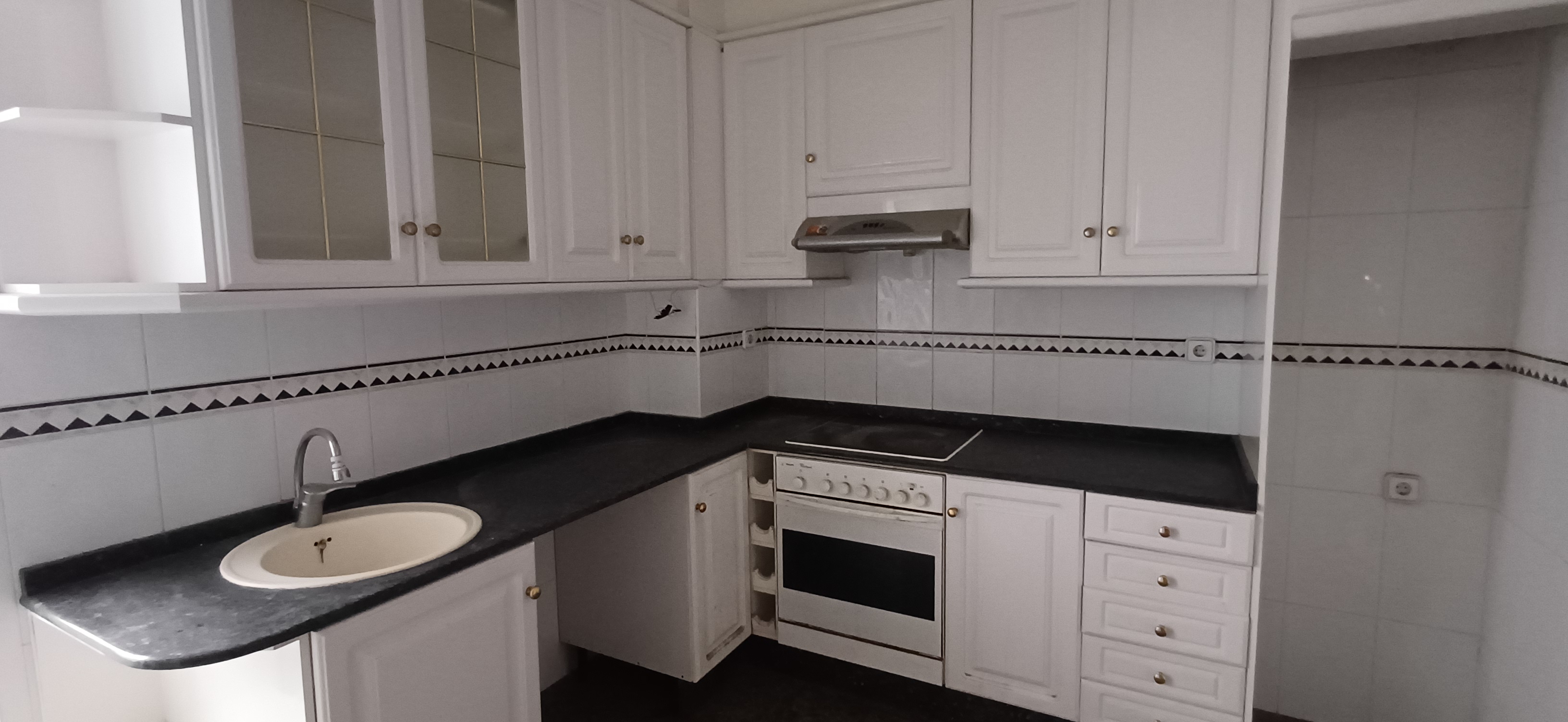 PISO JUNTO AL HOSPITAL Y A LA FERIA DEL MUEBLE DE YECLA.