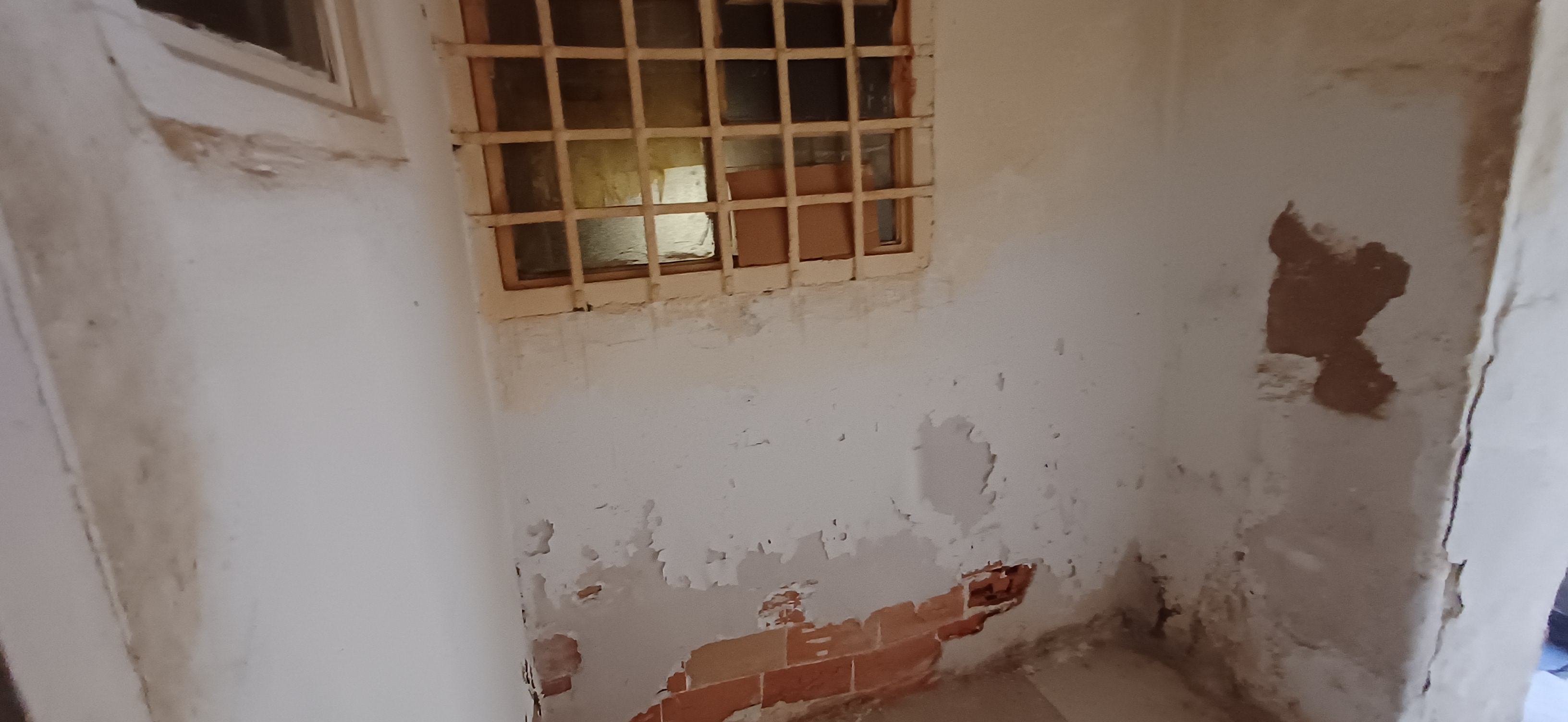 CASA EN PLANTA BAJA EN ESQUINA Y MUY CERCA DEL UVEN Y EN YECLA