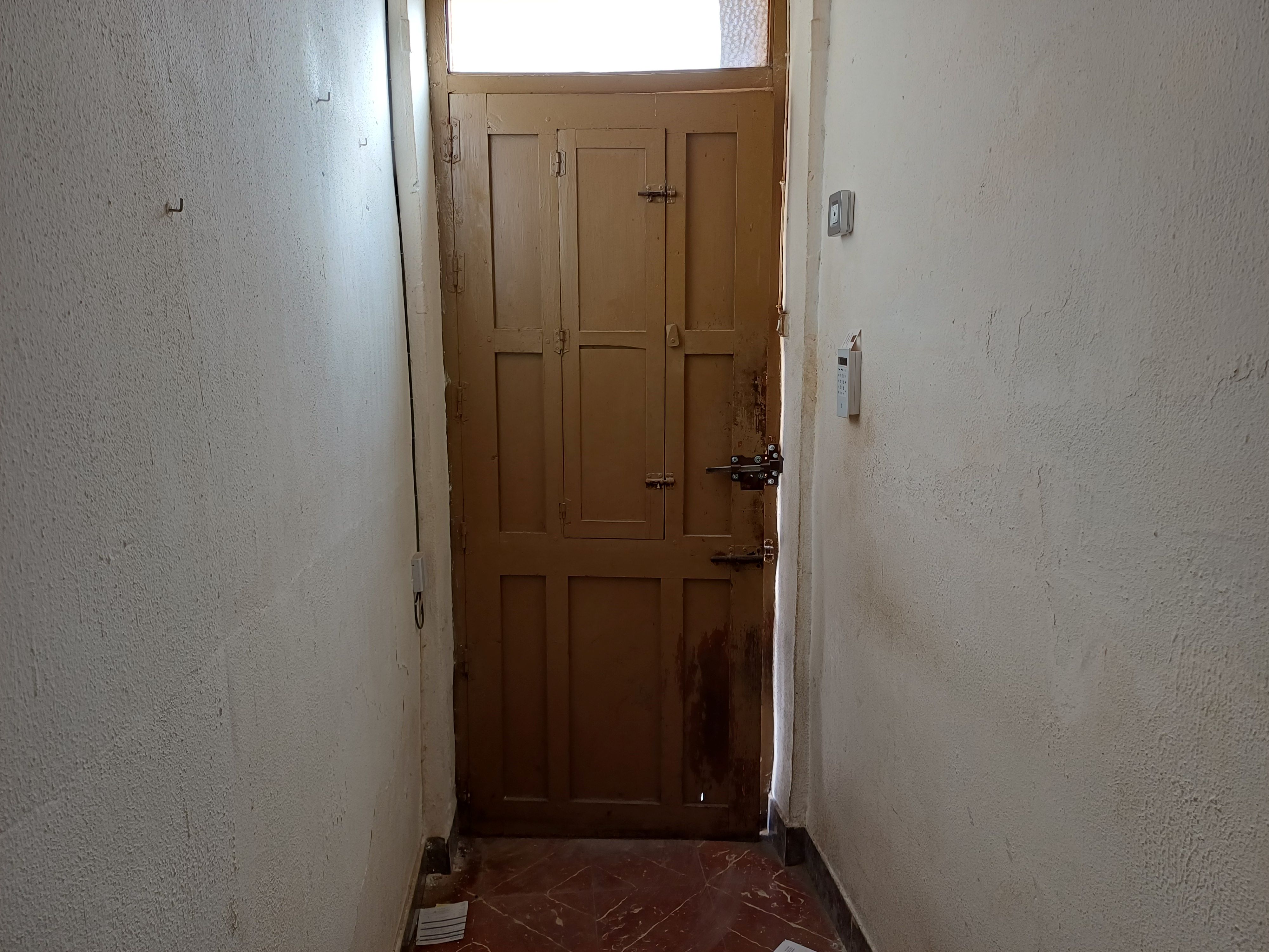 CASA EN PLANTA BAJA EN ESQUINA Y MUY CERCA DEL UVEN Y EN YECLA