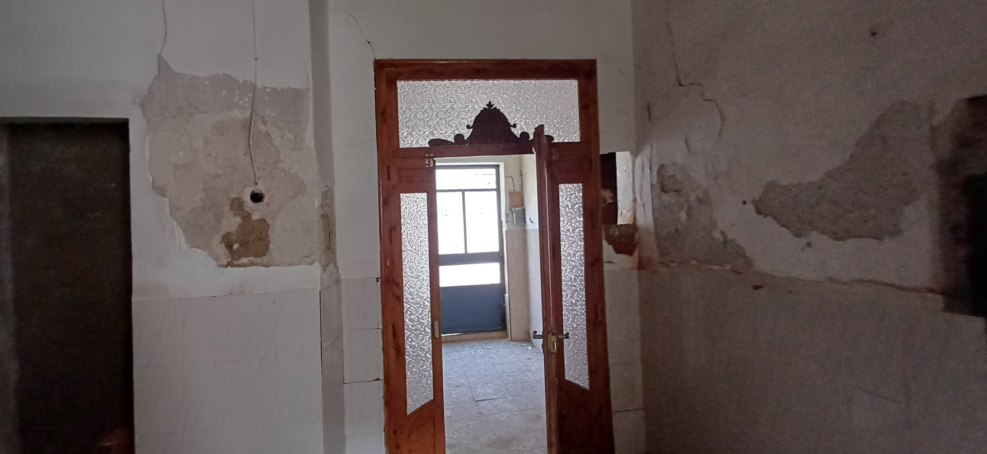 CASA INDEPENDIENTE PARA HACER ARREGLOS Y EN EL CENTRO DE YECLA