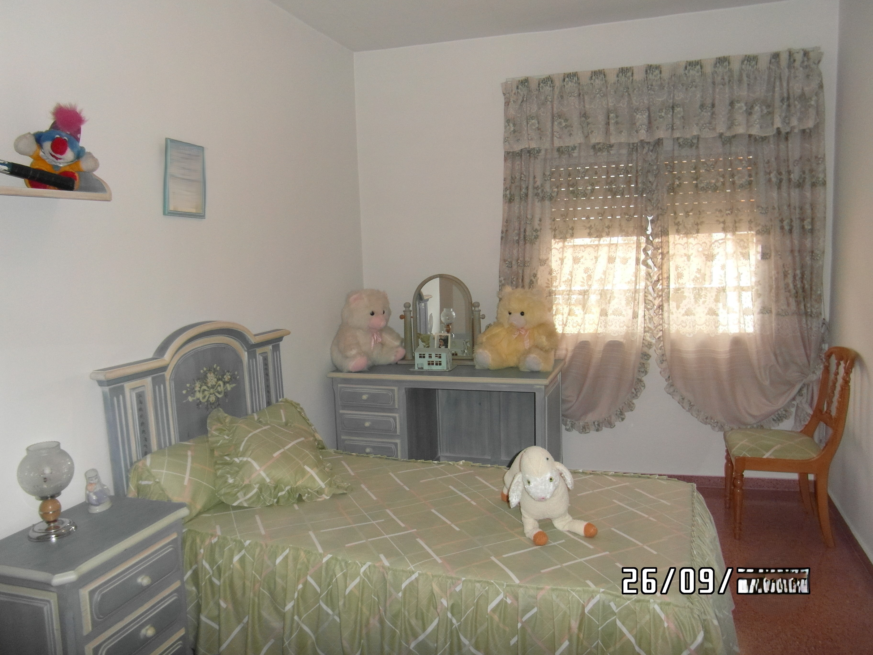 CASA GRANDE MUY CENTRICA CON GARAJE PARA VIVIR Y EN YECLA