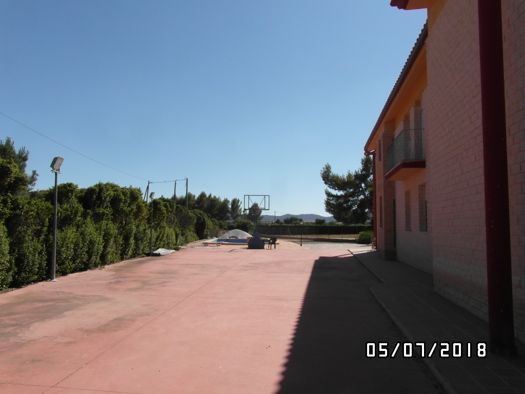 CHALET A 1 KM DE YECLA