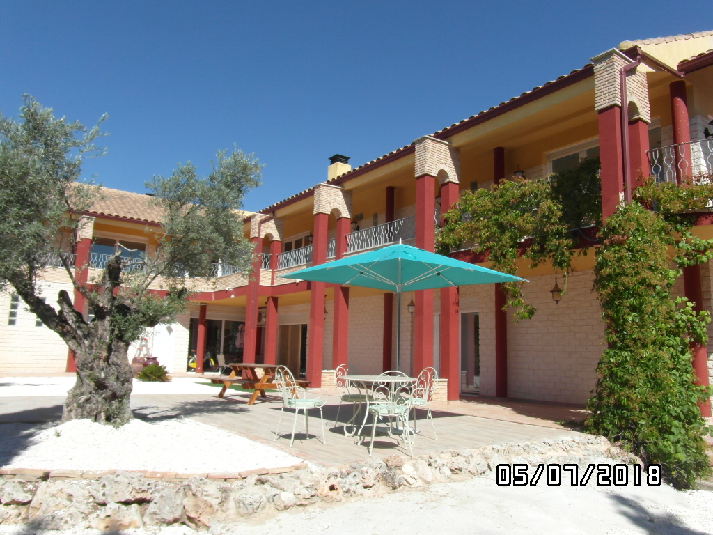 CHALET A 1 KM DE YECLA