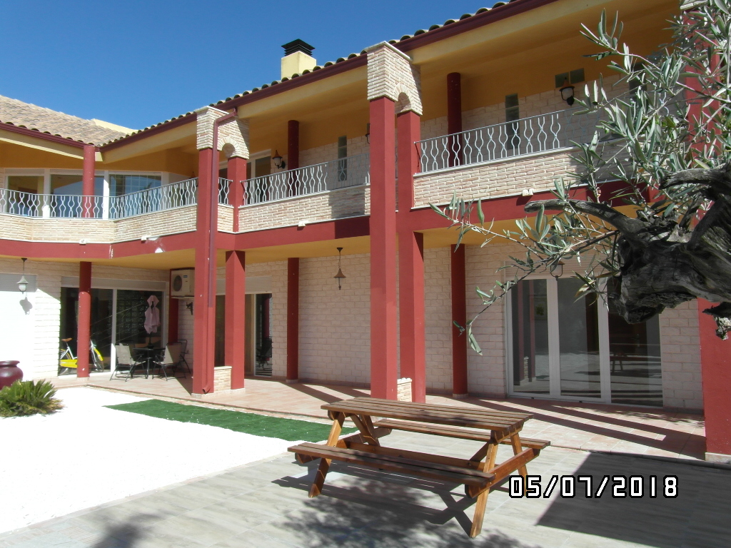CHALET A 1 KM DE YECLA
