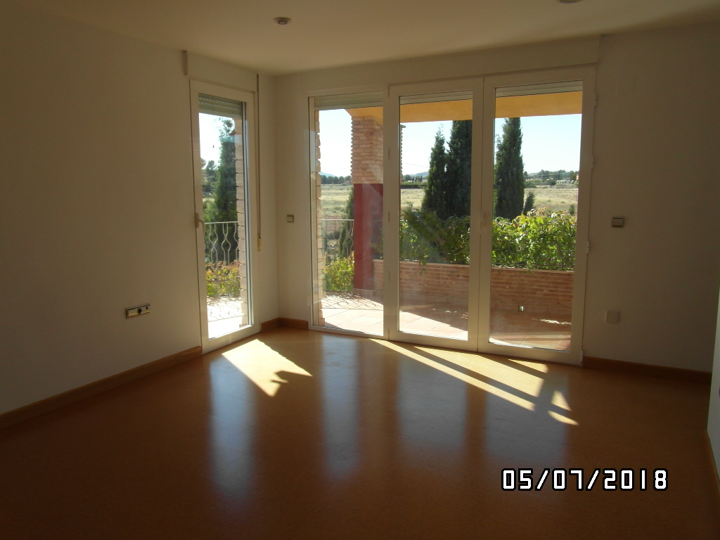 CHALET A 1 KM DE YECLA