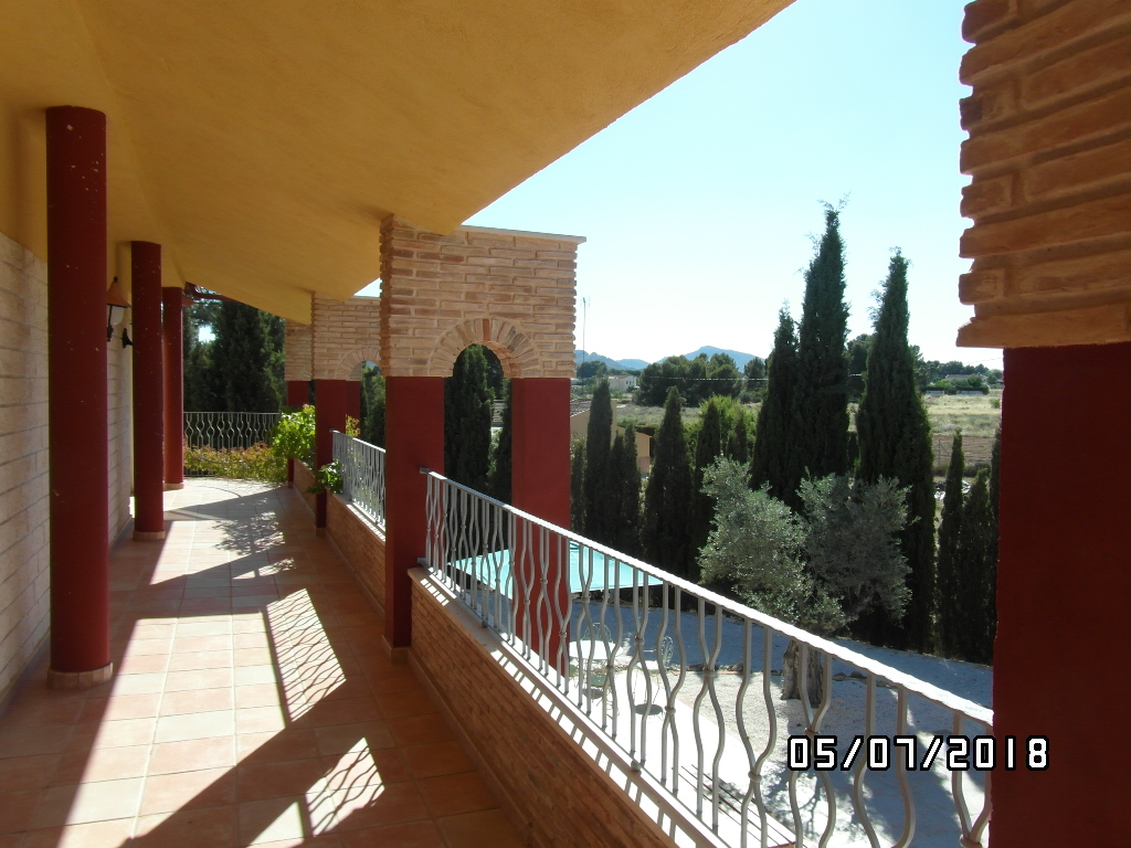 CHALET A 1 KM DE YECLA