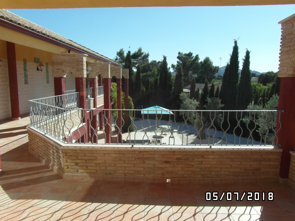 CHALET A 1 KM DE YECLA