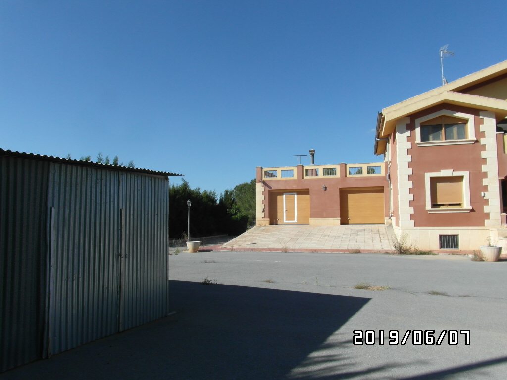 CHALET A SOLO 1 KM DE YECLA