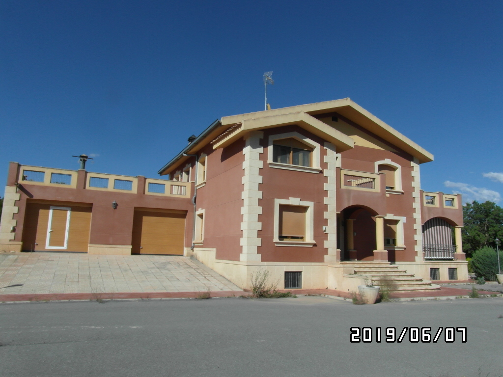 CHALET A SOLO 1 KM DE YECLA