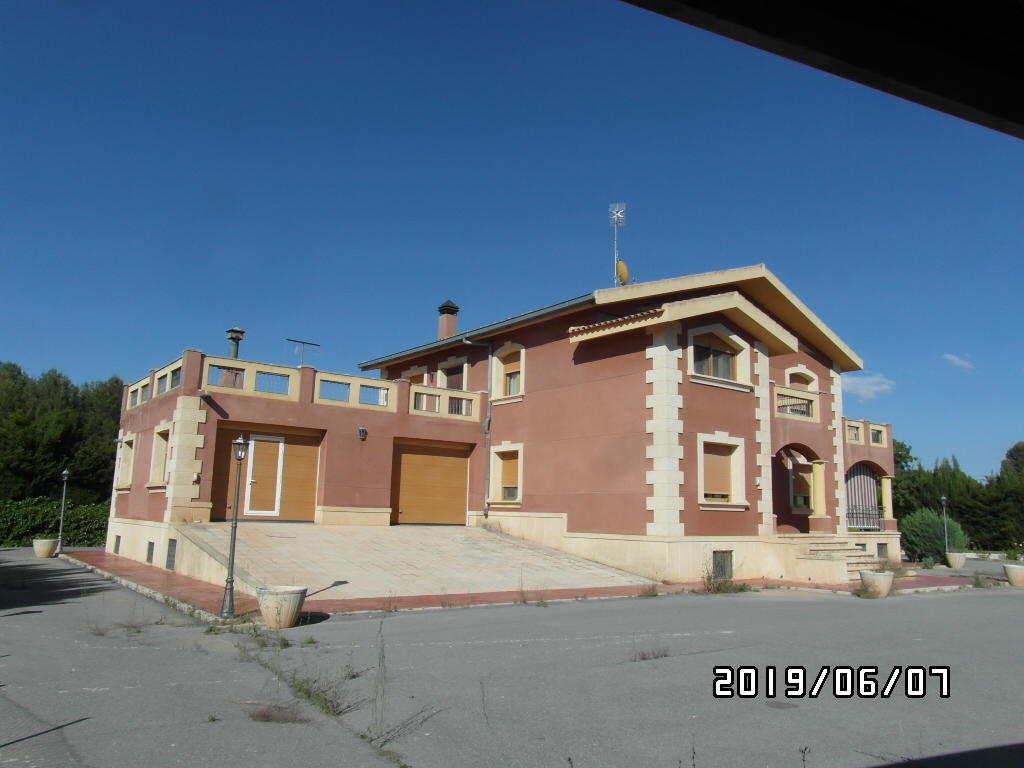 CHALET A SOLO 1 KM DE YECLA