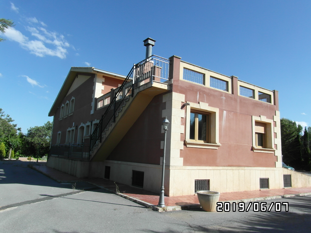 CHALET A SOLO 1 KM DE YECLA