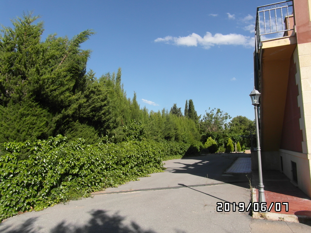 CHALET A SOLO 1 KM DE YECLA