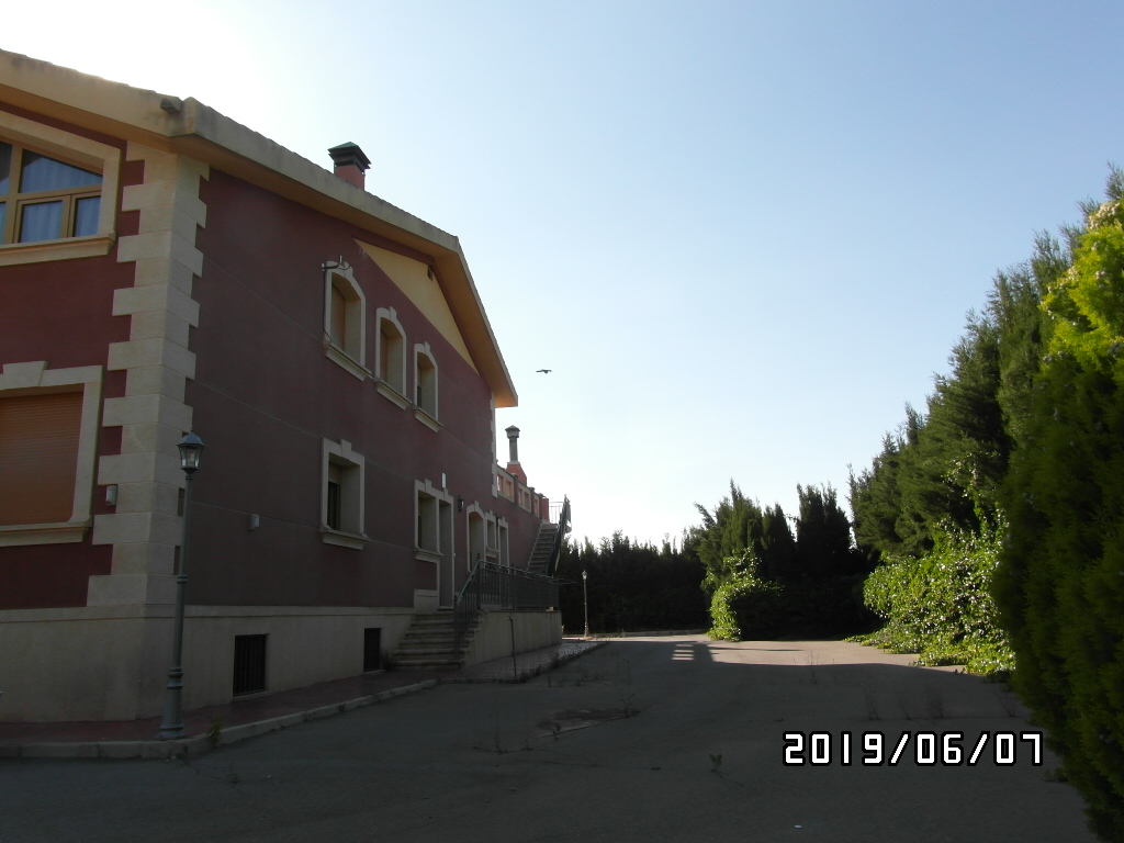 CHALET A SOLO 1 KM DE YECLA