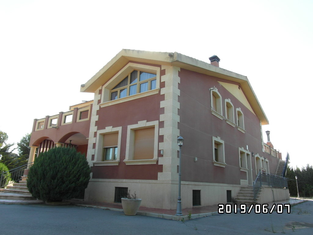 CHALET A SOLO 1 KM DE YECLA