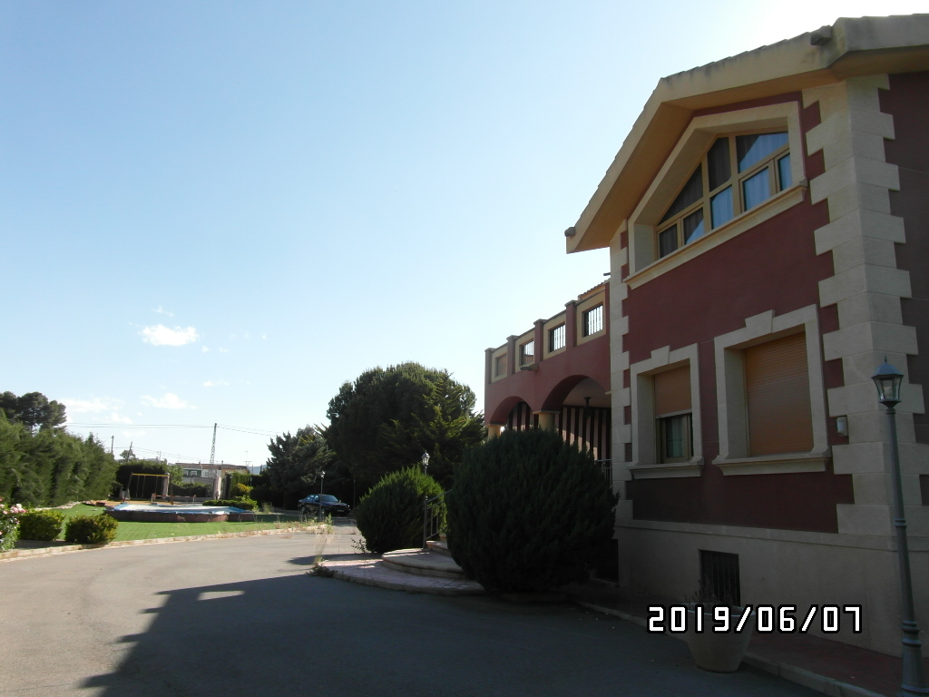 CHALET A SOLO 1 KM DE YECLA