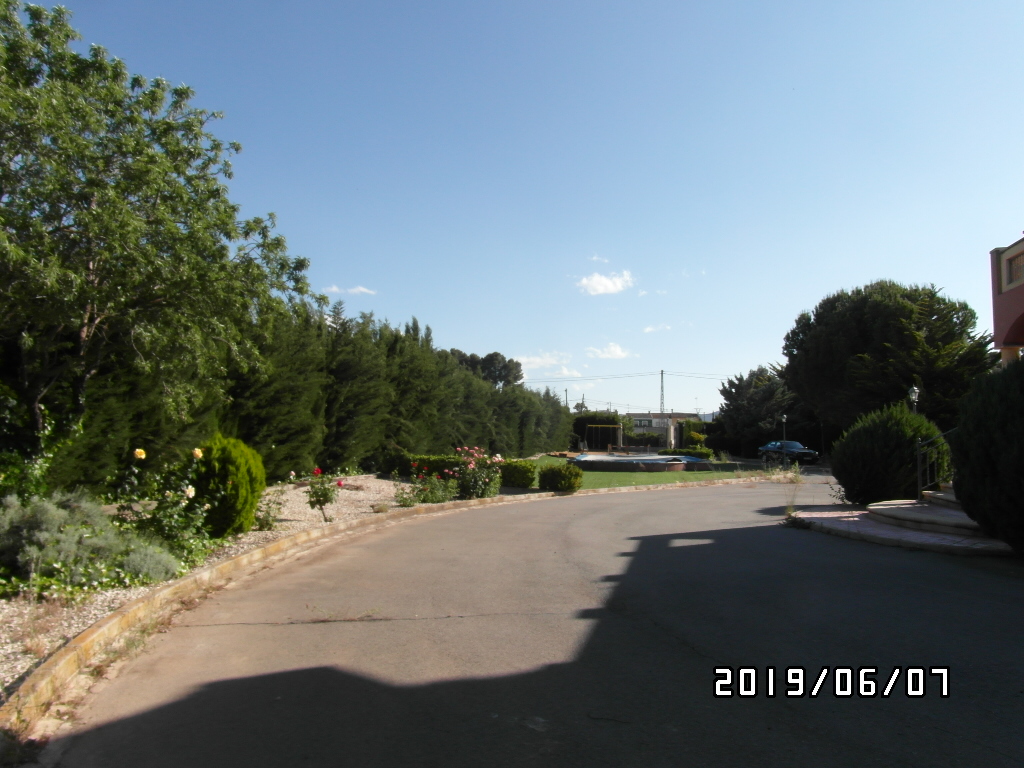 CHALET A SOLO 1 KM DE YECLA