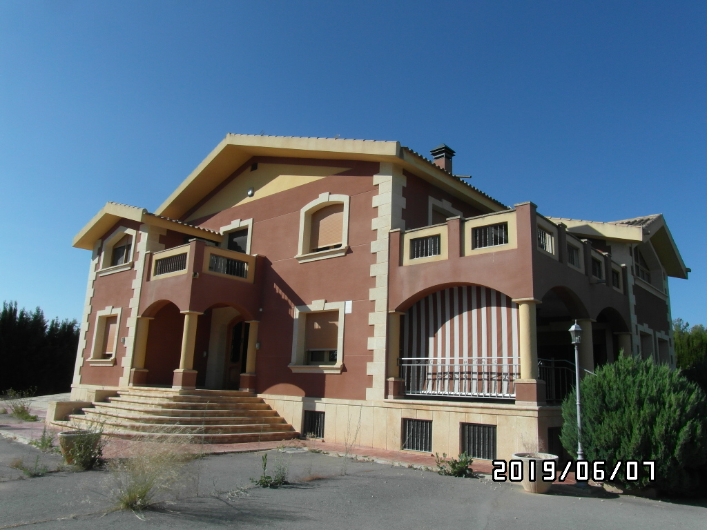 CHALET A SOLO 1 KM DE YECLA