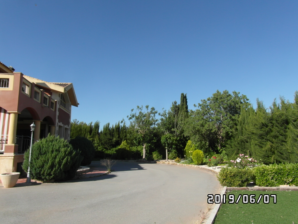 CHALET A SOLO 1 KM DE YECLA