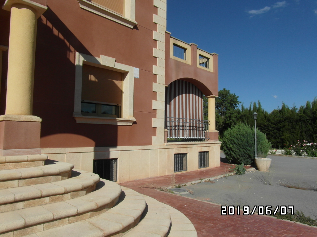 CHALET A SOLO 1 KM DE YECLA