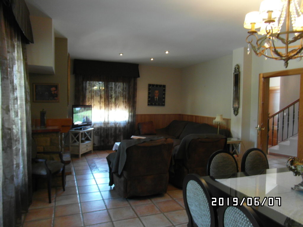 CHALET A SOLO 1 KM DE YECLA