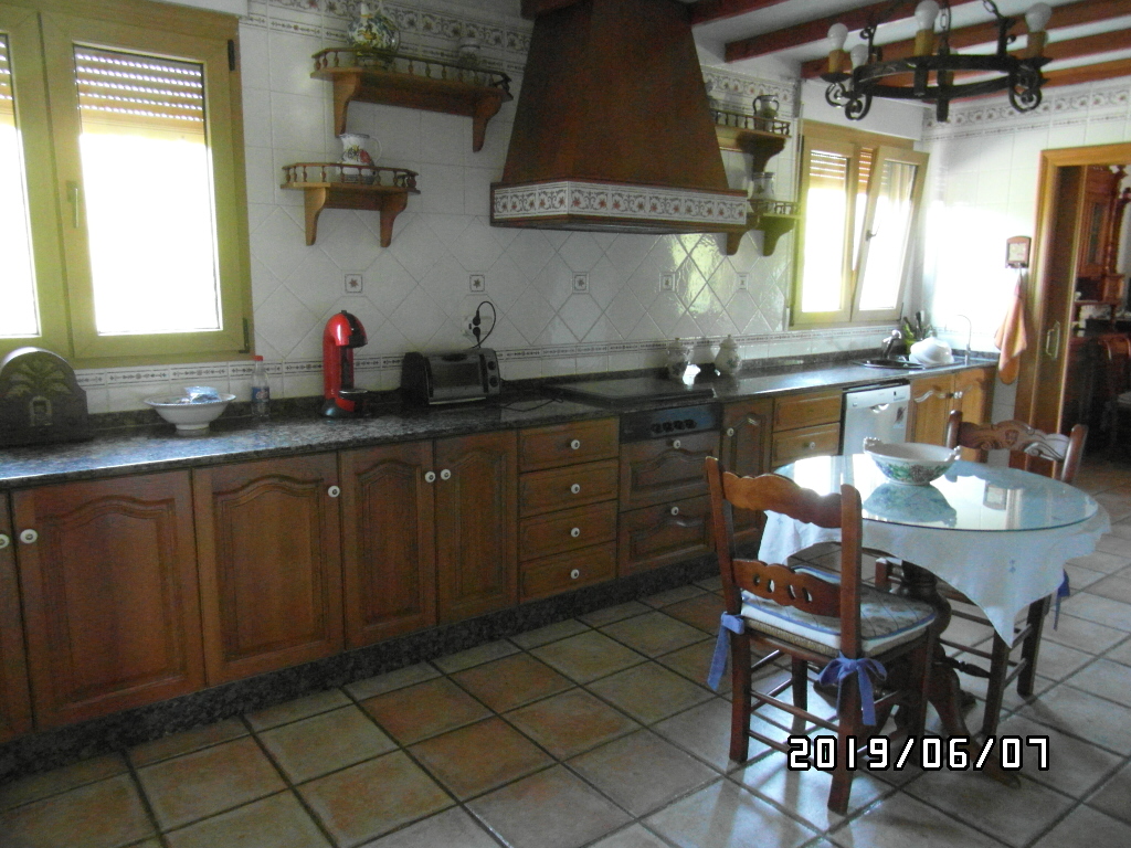 CHALET A SOLO 1 KM DE YECLA