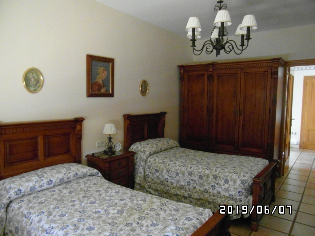 CHALET A SOLO 1 KM DE YECLA