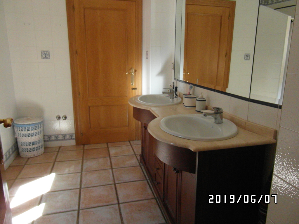 CHALET A SOLO 1 KM DE YECLA