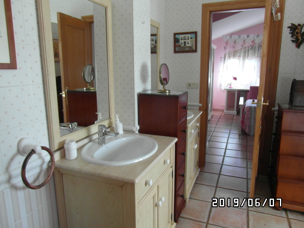 CHALET A SOLO 1 KM DE YECLA