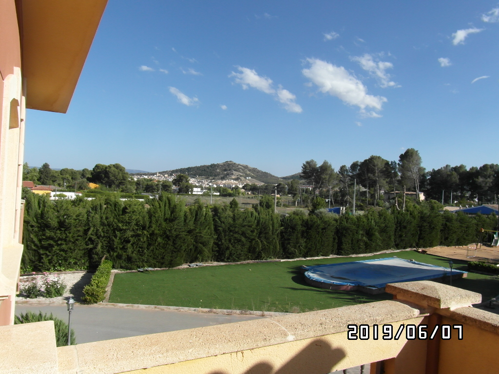 CHALET A SOLO 1 KM DE YECLA