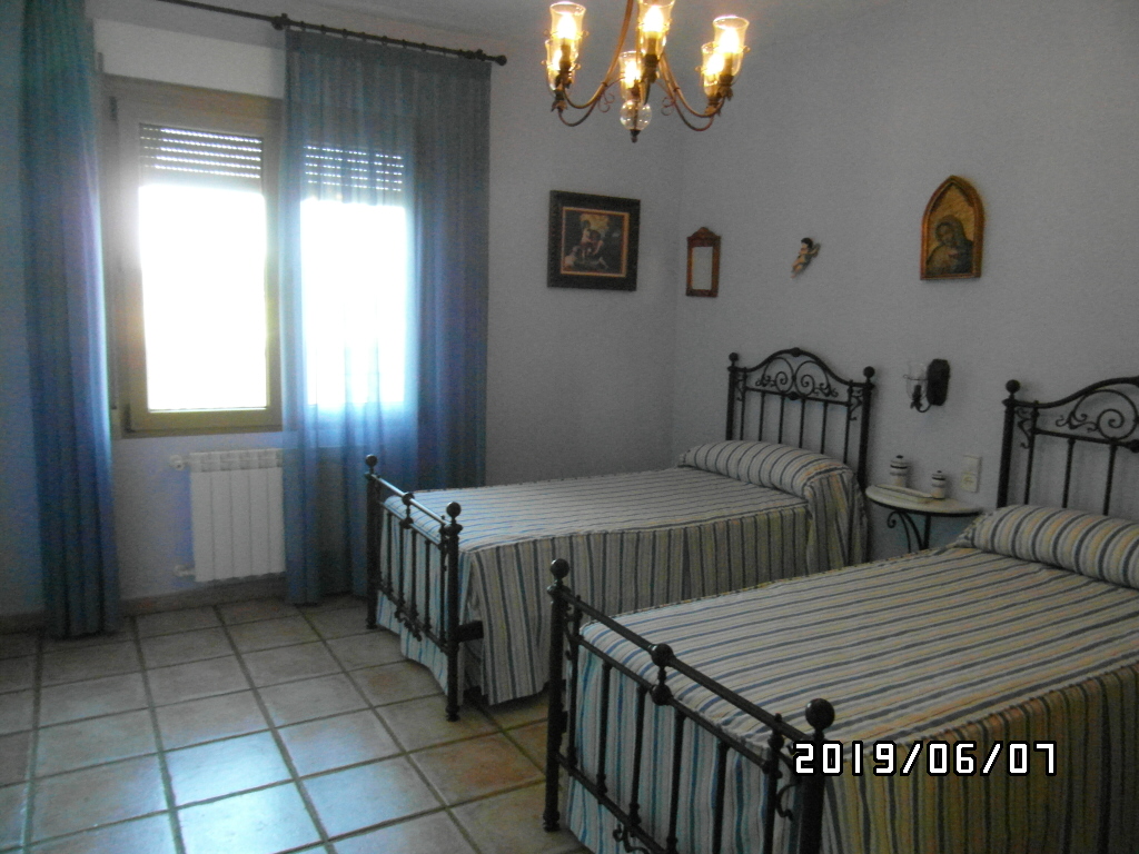 CHALET A SOLO 1 KM DE YECLA