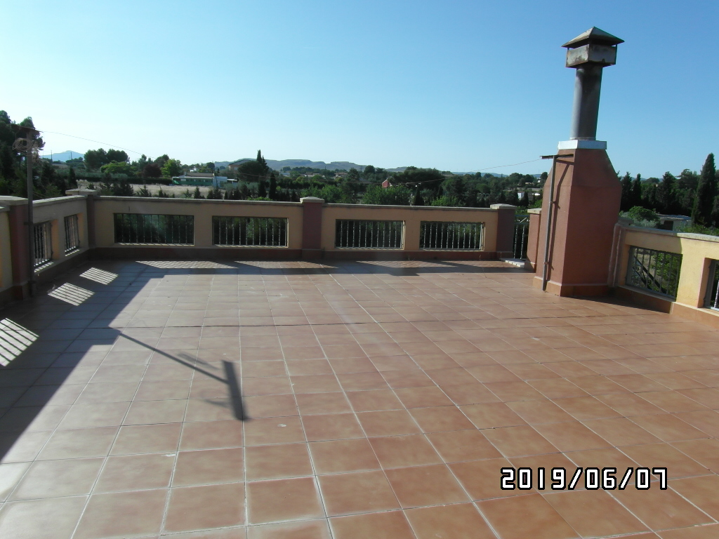 CHALET A SOLO 1 KM DE YECLA