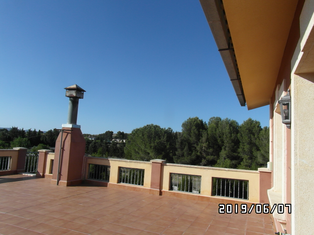 CHALET A SOLO 1 KM DE YECLA