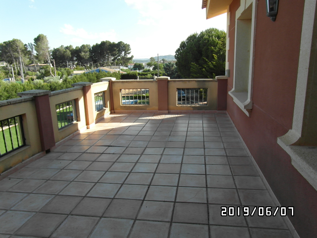 CHALET A SOLO 1 KM DE YECLA