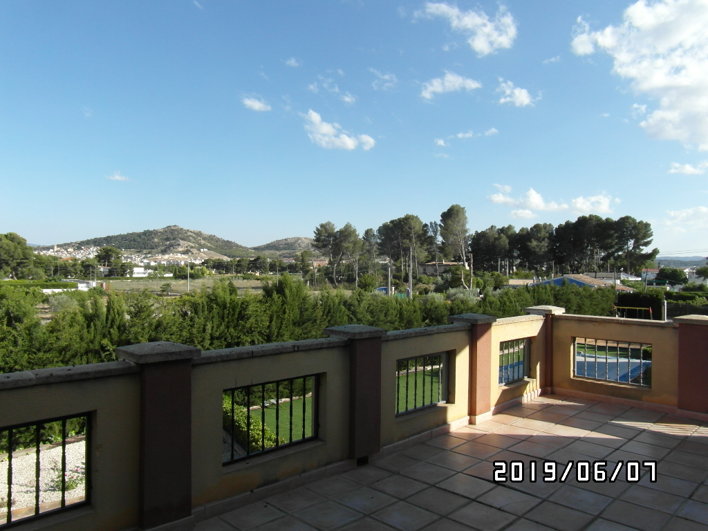 CHALET A SOLO 1 KM DE YECLA