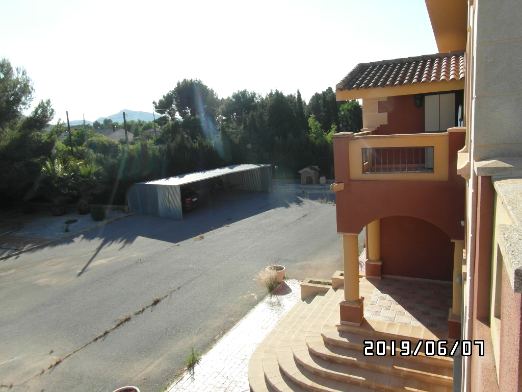 CHALET A SOLO 1 KM DE YECLA