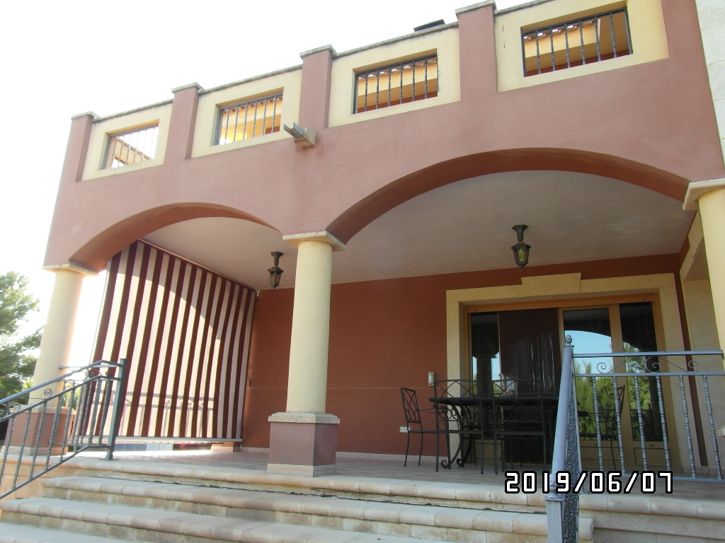 CHALET A SOLO 1 KM DE YECLA