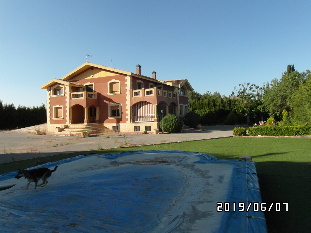 CHALET A SOLO 1 KM DE YECLA