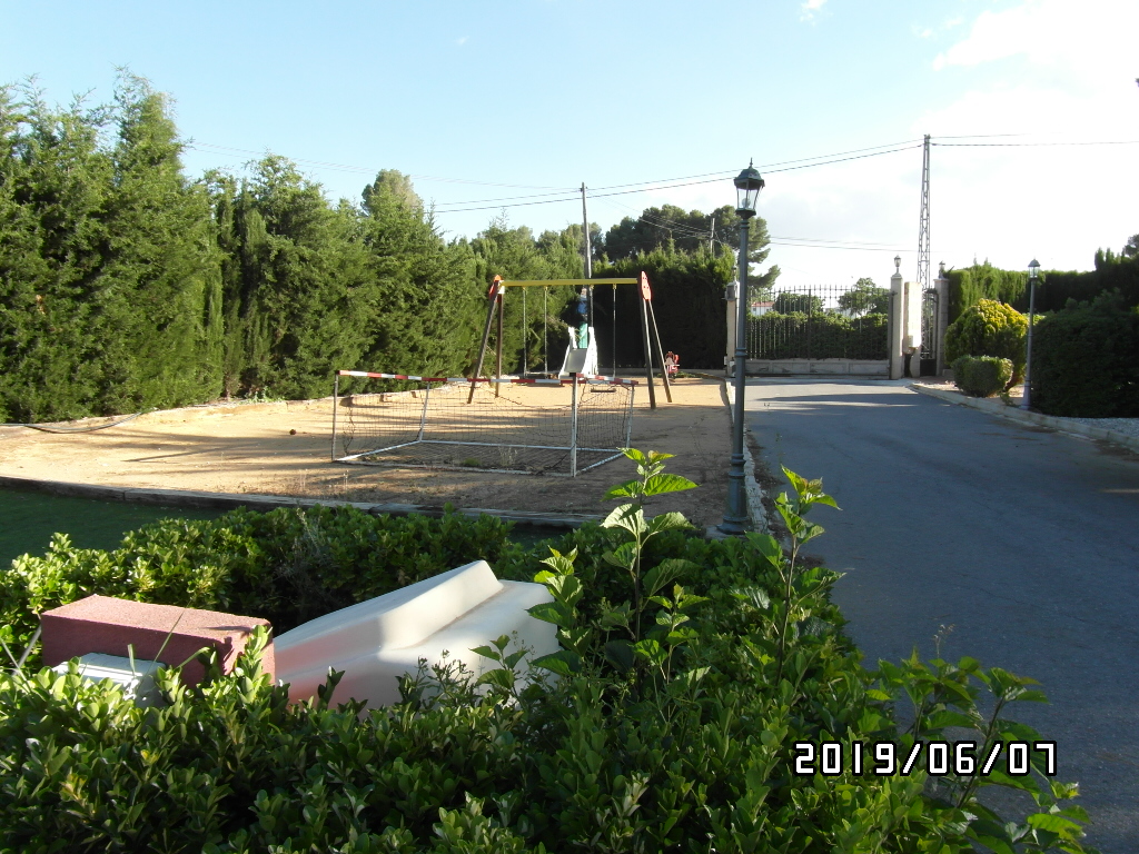 CHALET A SOLO 1 KM DE YECLA